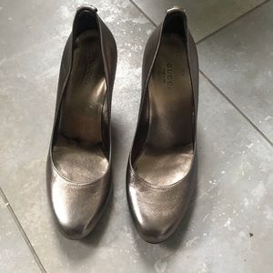 Gucci. Metallic pump
